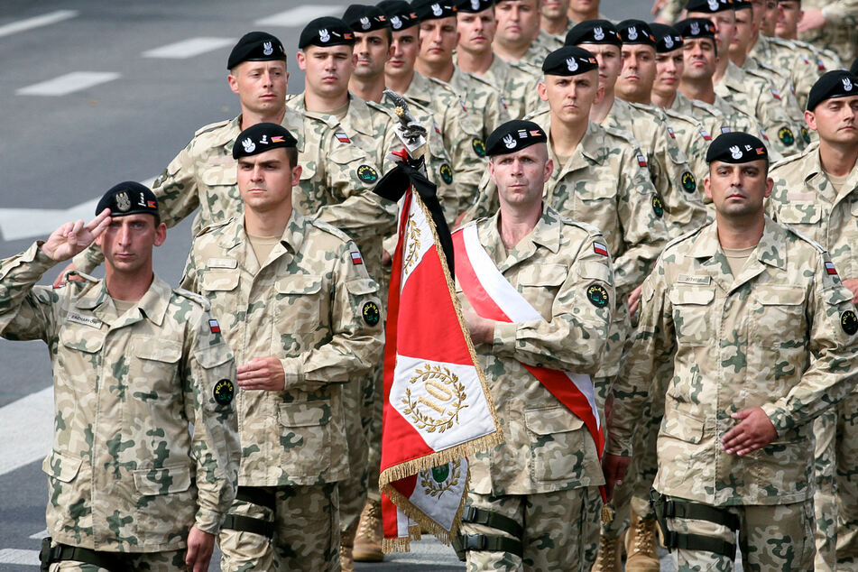 Gegenwärtig zählt die polnische Armee 110.000 Soldaten, hinzu kommen die 30.000 Männer und Frauen im Heimatschutz. Geplant ist eine personelle Aufstockung auf 250.000 Berufssoldaten und 50.000 Mitglieder des Heimatschutzes.