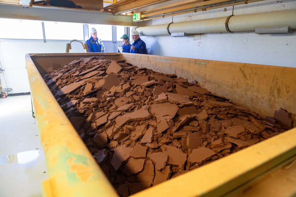 Zurück bleibt kontaminierter Schlamm, der eingelagert wird.