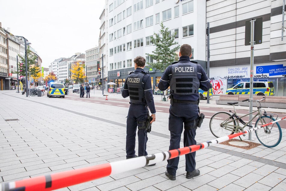 Der Verdächtige hatte sich am Donnerstag geweigert, die Waffe auf Aufforderung niederzulegen. Die Polizei schoss daraufhin auf den Mann.