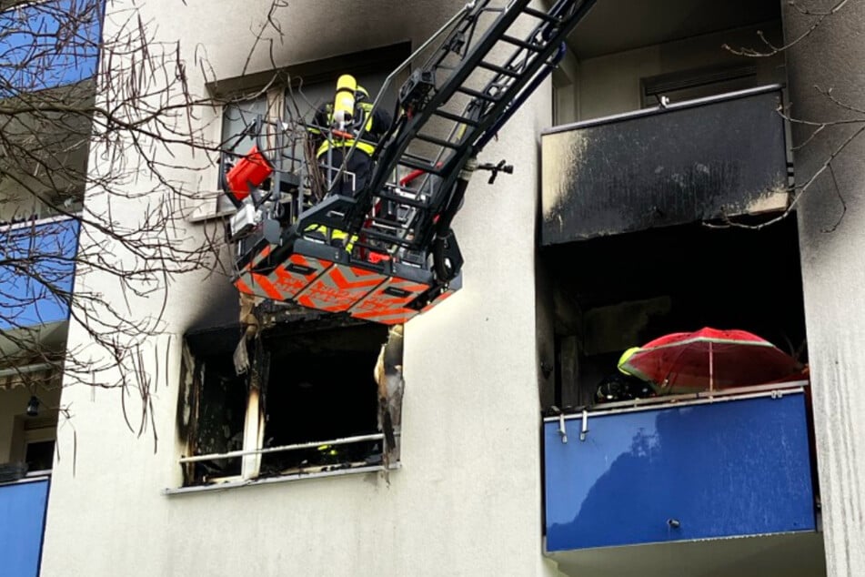 Das Feuer brach in einer Wohnung im zweiten Stock eines Wohnhochhauses in der Aussiger Straße in Frankfurt-Sachsenhausen aus.
