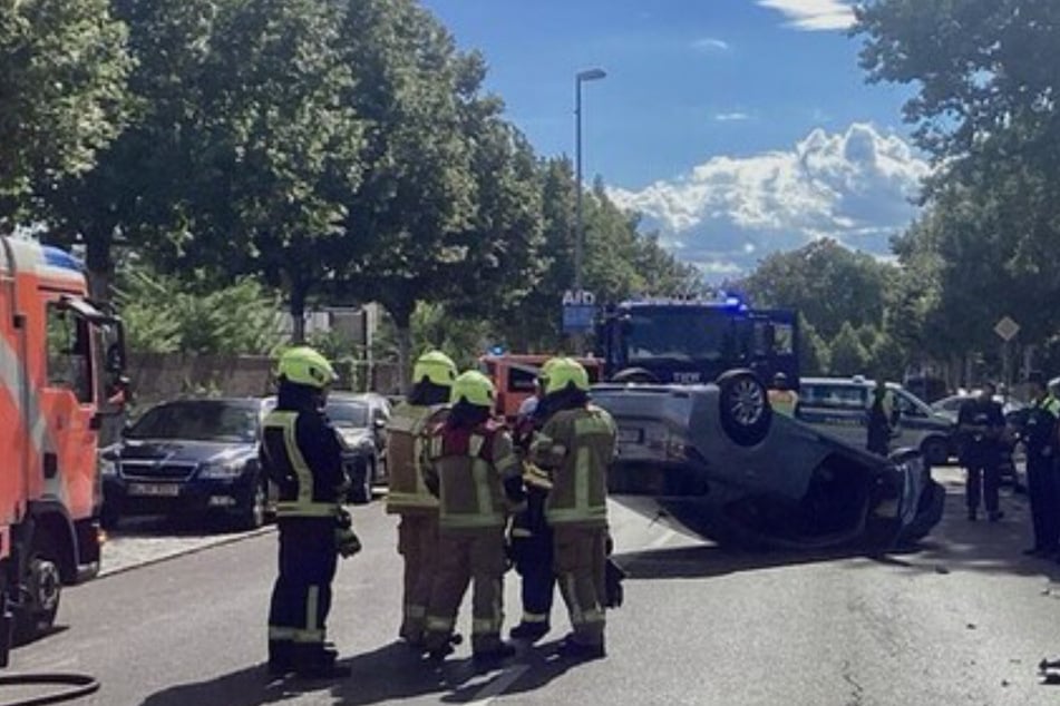 Berlin: Auto kracht in mehrere Fahrzeuge und überschlägt sich: Eine schwer verletzte Person