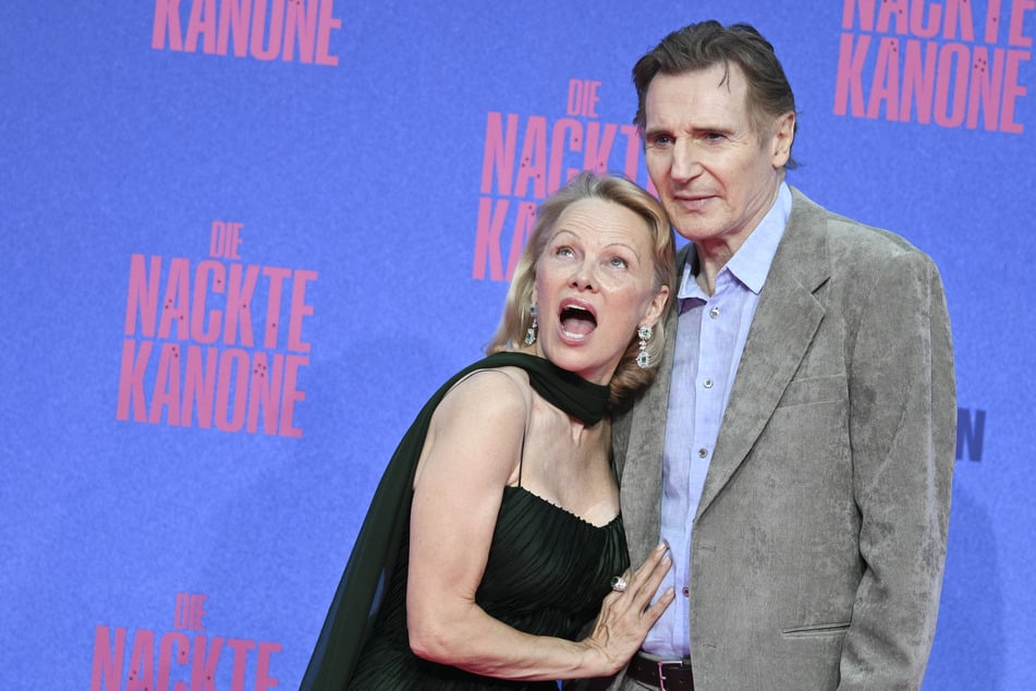 Die Fans hätte es sicherlich gefreut: Pamela Anderson (58) und Liam Neeson (73) sollen doch kein Paar sein.