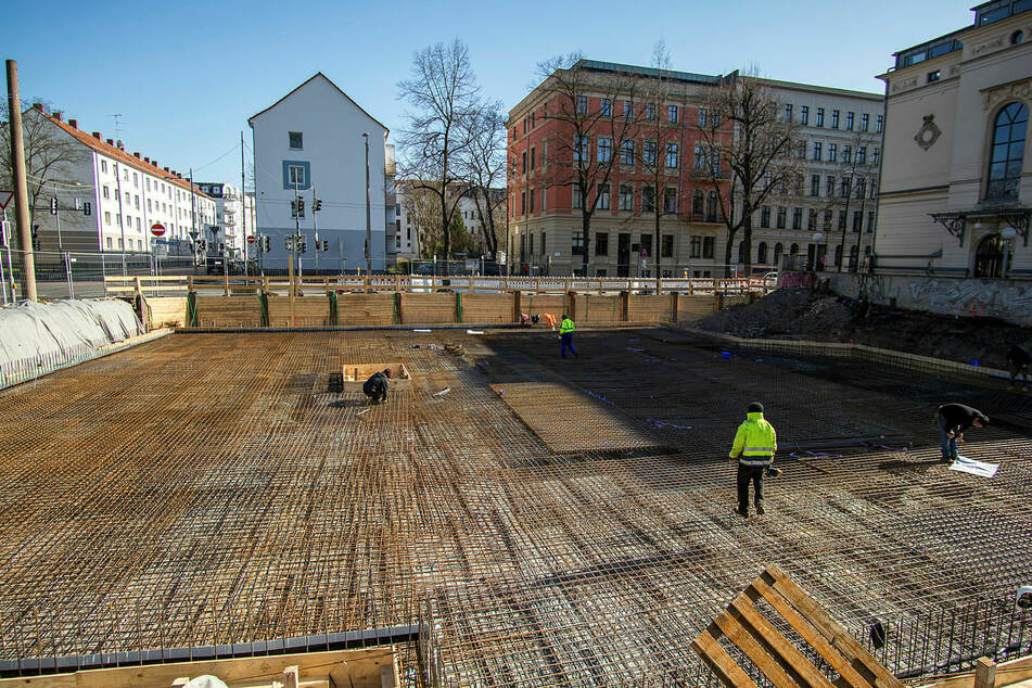Noch sind Arbeiter auf der Leipziger Baustelle der neuen Firmenzentrale von Künne Immobilien anzutreffen. Doch die Kollegen aus Osteuropa, die auf Sachsens Baustellen größtenteils als Subunternehmer arbeiten, fehlen.