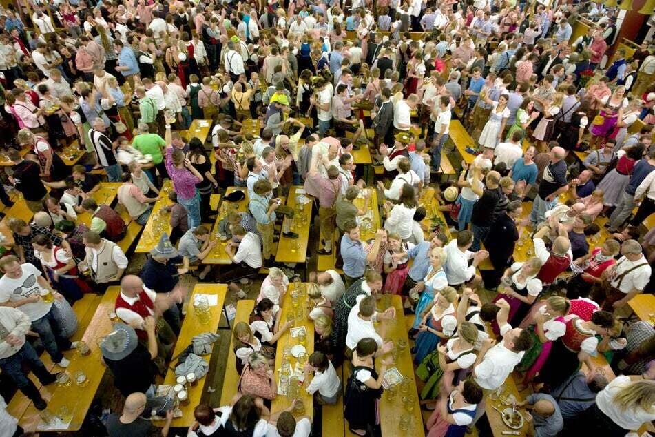 Bald mehr Plätze für die Einheimischen? Münchner sollen bald höhere Chancen auf Wiesn-Plätze bekommen.