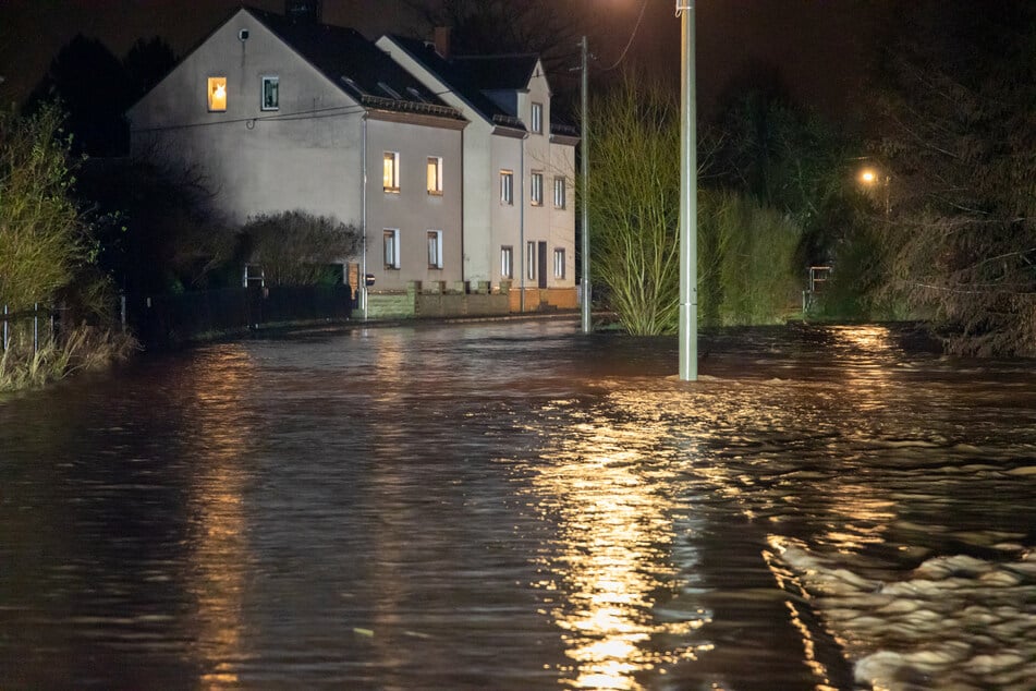 Hochwasser in Sankt Egidien: Der Lungwitzbach überschwemmte die Lungwitzer Straße.