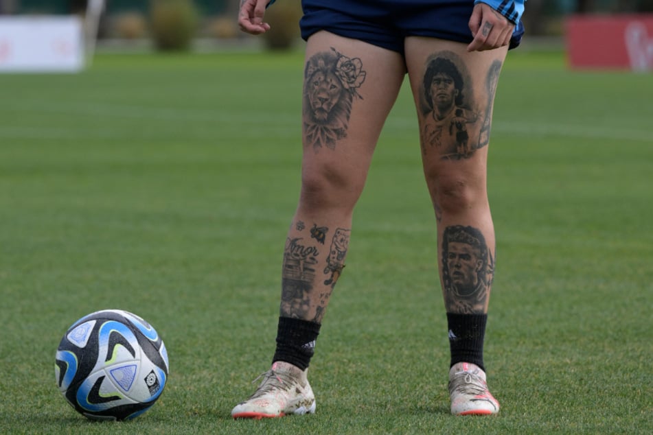 Yamila Rodriguez (25) hat sich Diego Maradona (†60) und Cristiano Ronaldo (38) auf ihrem linken Bein tätowieren lassen.