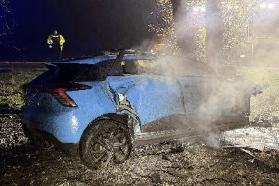 Tödlicher Verkehrsunfall! Fahrer wird in Auto eingeklemmt und stirbt