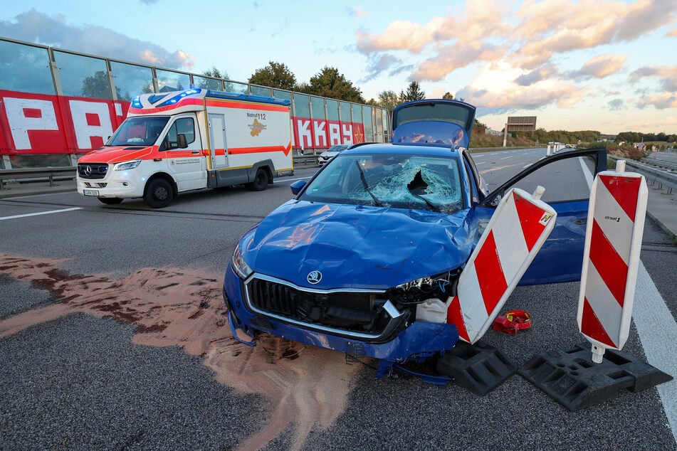 Unfall A4: Vollsperrung auf A4: Auto fährt in Baustelle und kracht gegen Warnbaken