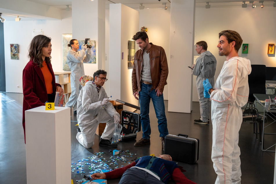 Wer hat den Galerieassistenten mit einer Glasskulptur erschlagen? Die Kriminalkommissare der SOKO Stuttgart untersuchen den Tatort.