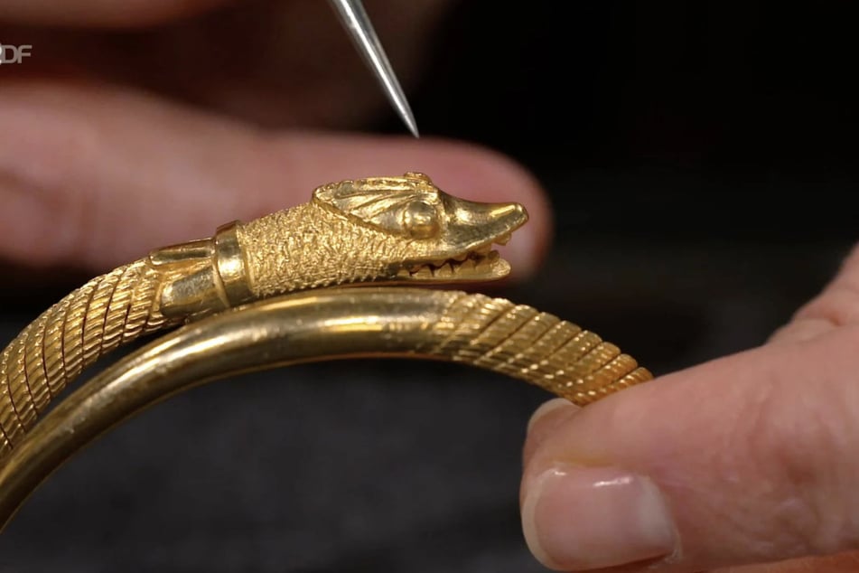 Der Armreif in Krokodil-Optik wurde aus 750er-Gold gefertigt und ist laut Expertise bis zu 9000 Euro wert.