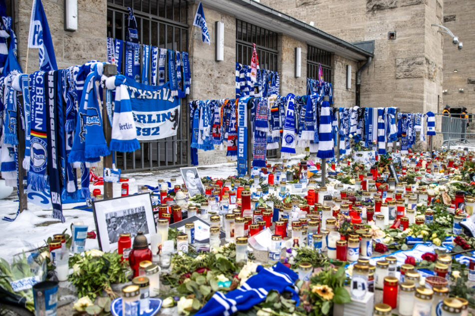 Vor dem Stadion gedenken Hertha-Fans ihren verstorbenen Präsidenten.