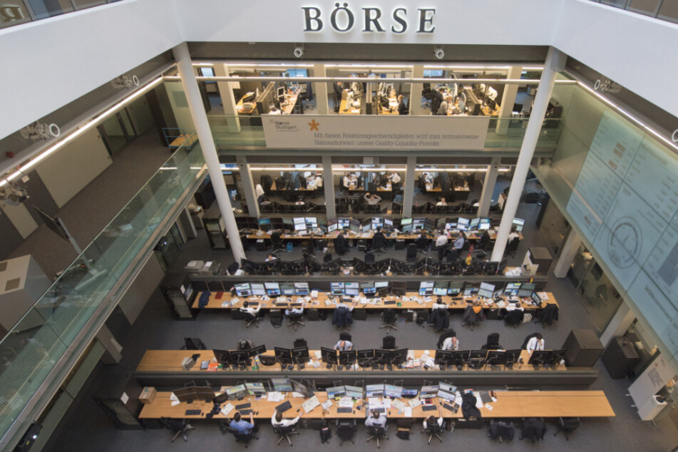 Börsenhändler sitzen in der Börse Stuttgart vor Monitoren. (Archivbild)