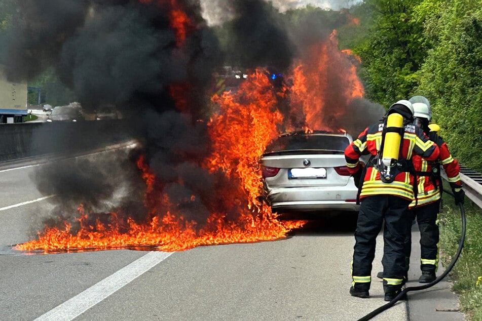 Der BMW hatte aus noch ungeklärter Ursache Feuer gefangen. Zum Glück konnte der 32-jährige Fahrer den Wagen noch auf dem Standstreifen abstellen und rechtzeitig verlassen.