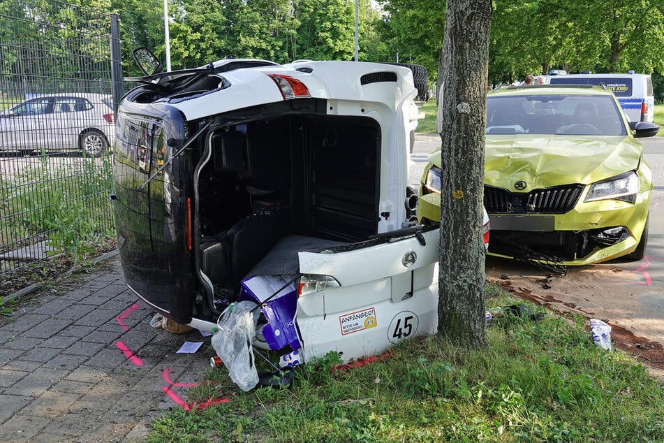 An dem Kleinstwagen entstand Totalschaden, auch der Skoda wurde erheblich beschädigt.