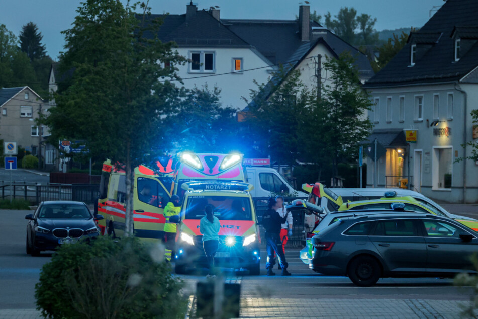 In Gersdorf klappte am Montagabend zunächst ein Verkehrssünder (68) und dann noch ein Polizist (28) zusammen. Beide wurden ärztlich betreut.