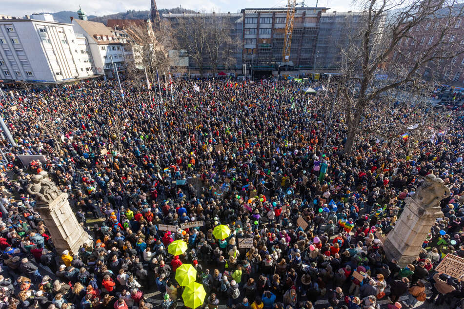 Rund 20.000 Demonstranten kamen im südbadischen Freiburg zu einer Kundgebung gegen rechts zusammen.
