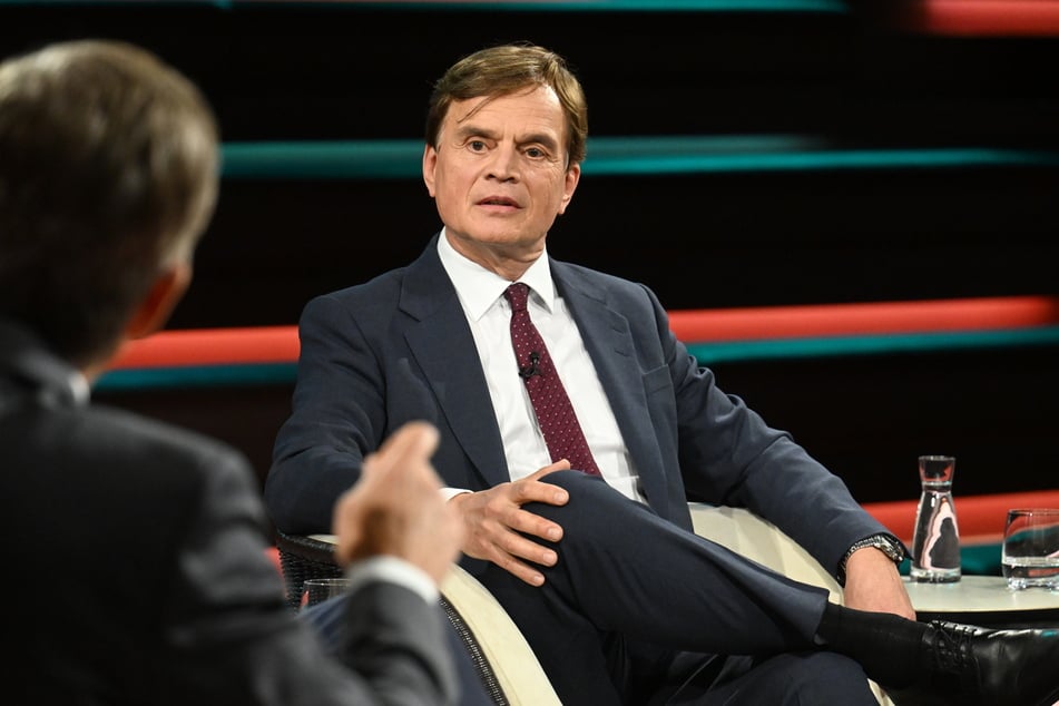 Der Bundestagsabgeordnete äußerte zur Verteidigung einen heftigen Vorwurf gegen den ZDF-Moderator.