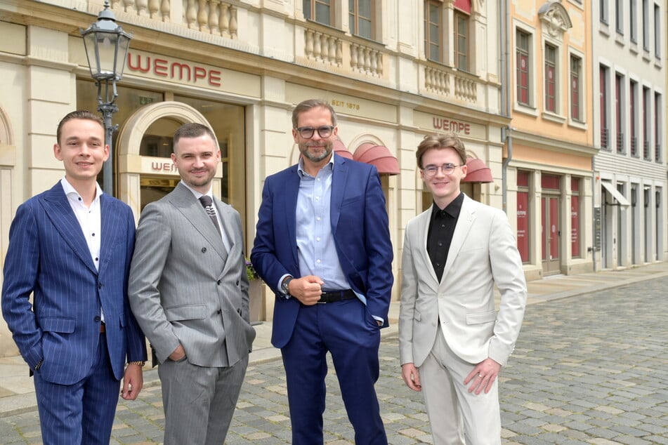 Geschäftsführer Ralf Pfeiffer (53, 2.v.r.), seine Mitarbeiter Louis Bastille (22, l.) und Eugen Moritz (30, 2.v.l.) sowie Azubi Cedric Hünlich (20, r.) freuen sich auf die neue Wempe-Erlebniswelt.