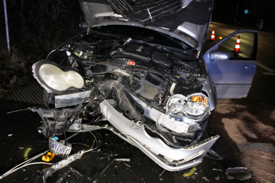 Der Wagen der 26-Jährigen wurde bei dem Crash stark demoliert.