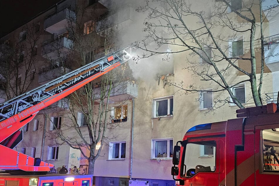 Das Feuer ist im zweiten Stockwerk eines Wohnhauses ausgebrochen.