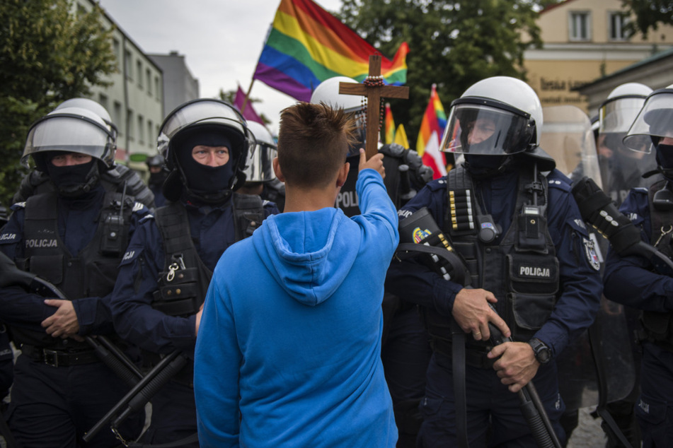 Ein Junge mit einem Kruzifix versucht im August 2019, die Route des Gleichheitsmarsches im polnischen Plock zu blockieren. Hunderte Hooligans und Nationalisten störten die Veranstaltung.