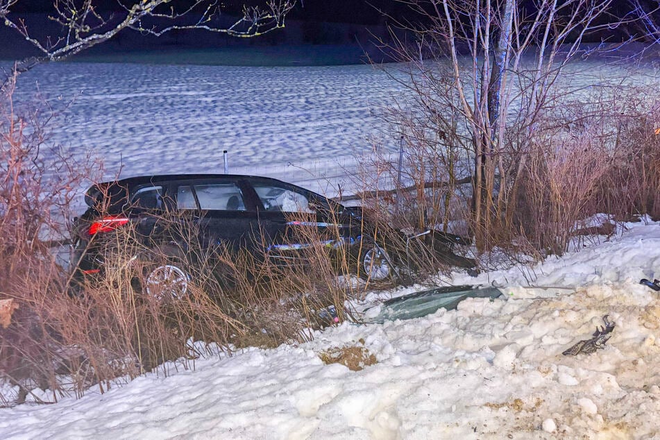 Der Wagen des Unfallverursachers wurde in den Straßengraben geschleudert.