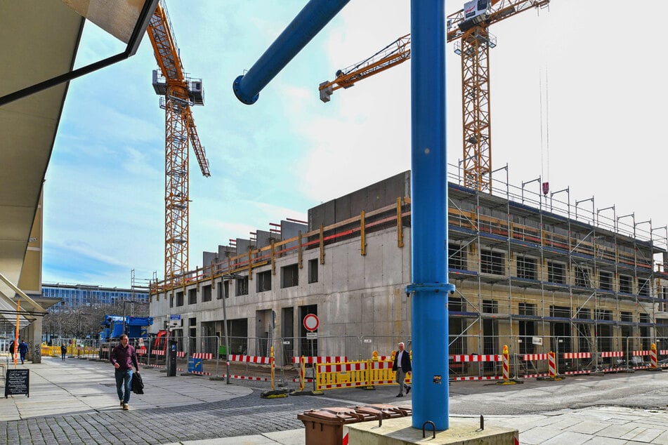 Hier an der Ringstraße nahe Pirnaischem Platz beginnt die verbliebene Rohrleitung. Im vergangenen Jahr war hier noch Grundwasser aus der Hotel-Baugrube abgepumpt worden.