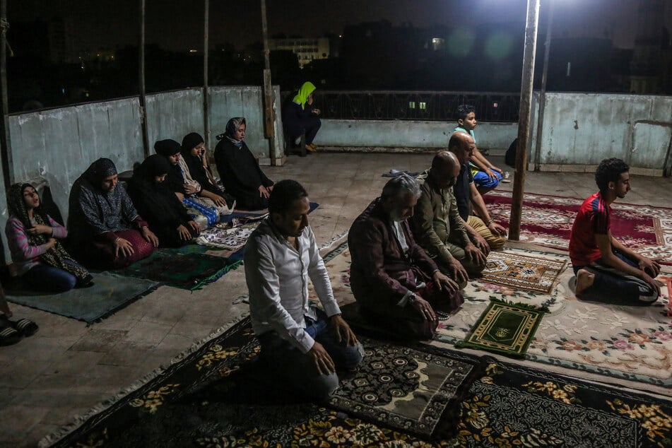Eine ägyptische Großfamilie betet im Rahmen des heiligen Fastenmonats Ramadan auf dem Dach eines Gebäudes in Kairo, da die Moscheen des Landes während der Coronavirus-Pandemie geschlossen bleiben.