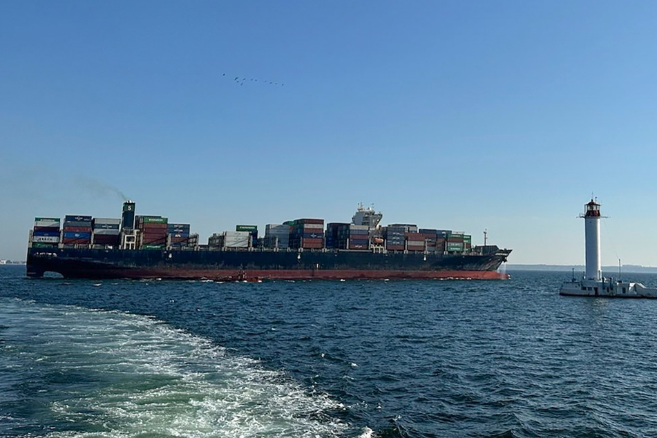 Auf diesem Foto, das von der Pressestelle des ukrainischen Infrastrukturministeriums zur Verfügung gestellt wurde, verlässt das unter der Fahne Hongkongs fahrende Containerschiff Joseph Schulte den Hafen von Odessa