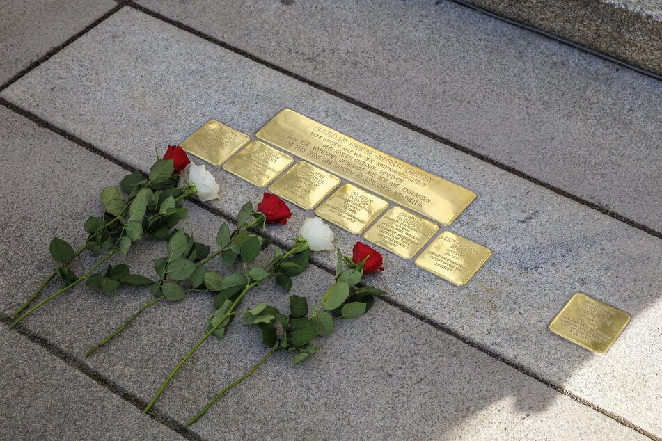 Sieben Stolpersteine erinnern an Einzelschicksale. Der Stein ganz rechts ist Gipsbildhauer Richard Lommatzsch gewidmet - er war kein Jude, sondern wurde aus politischen Gründen schikaniert.