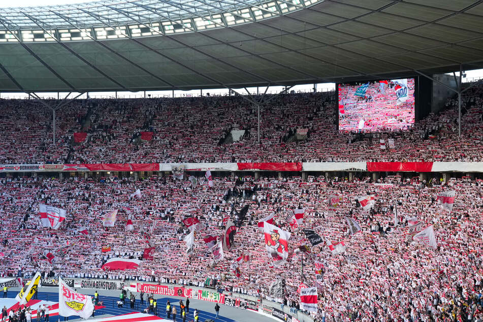 Die mitgereisten VfB-Fans feuern ihr Team von der Ostkurve aus an.