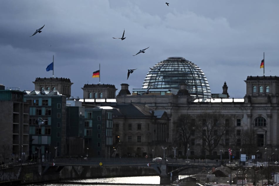 Am Himmel über Berlin und Brandenburg braut sich etwas zusammen. (Archivfoto)