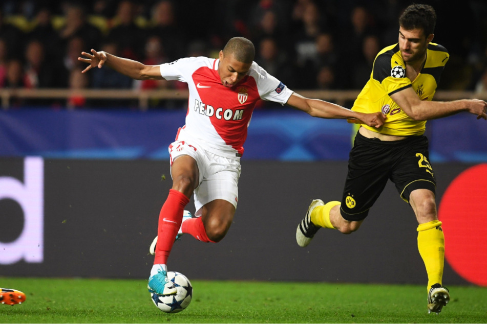 Sokratis (32, r.) maß sich schon früh mit Weltklasse-Angreifer Kylian Mbappe (22), als der noch für die AS Monaco spielte.