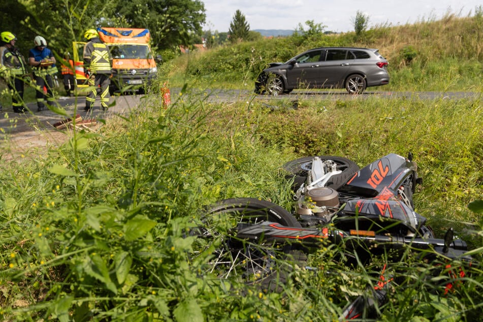 Von Motorrad geschleudert und schwer verletzt: Fiat-Fahrer nimmt 19-Jährigem offenbar die Vorfahrt