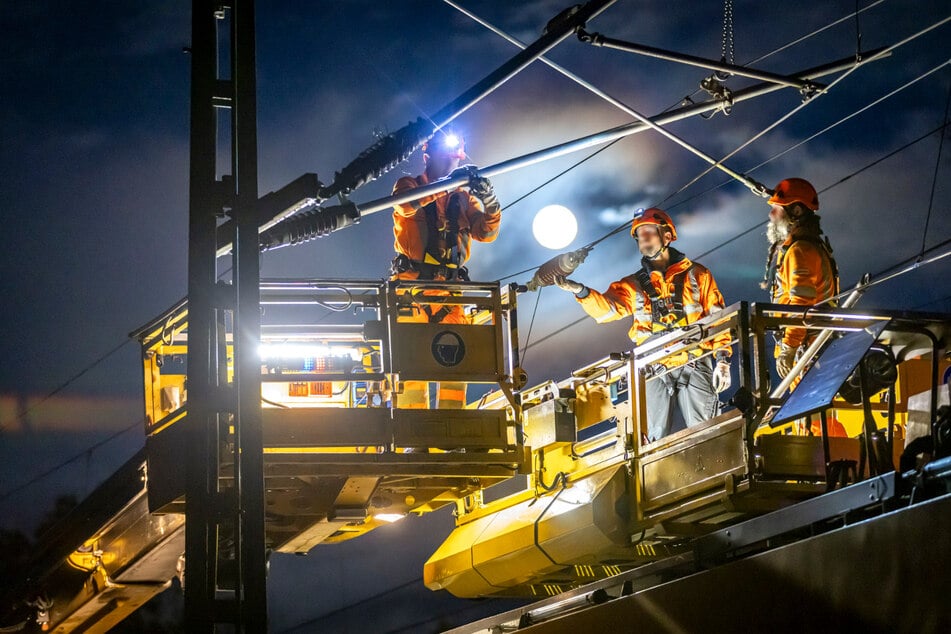 Auch am Abend waren Arbeiter noch mit der Instandsetzung der Oberleitung beschäftigt.