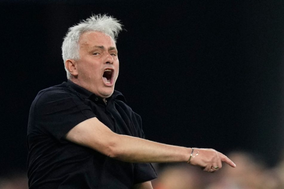 An der Seitenlinie ist Roma-Coach José Mourinho (60) nicht unbedingt für seine besonnene Art bekannt.