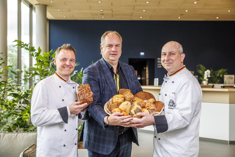 Bäckermeister Andreas Wippler (47, l.) und Obermeister Rico Uhlig (54, r.) übergeben OB Dirk Hilbert (53) einen Brotkorb.