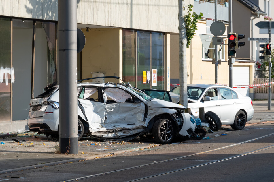 Auf der Frankfurter Landstraße in Darmstadt rauschte am Montagmittag ein 24-Jähriger mit seinem BMW in einen Skoda, dessen 29 Jahre alter Fahrer dabei schwer verletzt wurde.