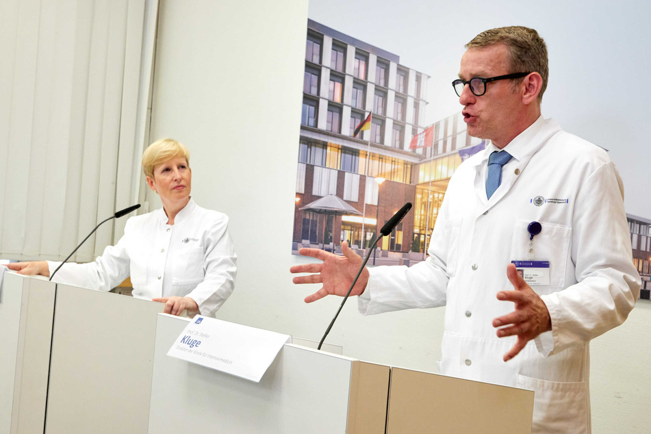 Ania Muntau und Stefan Kluge vom Universitätsklinikum Eppendorf (UKE) geben eine Pressekonferenz.