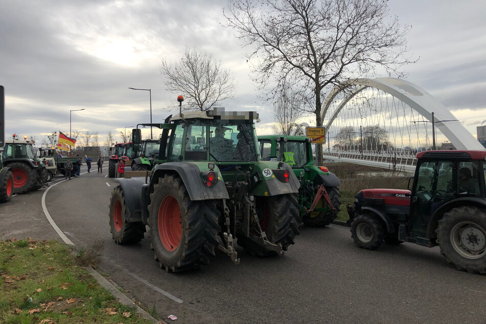 Die Europabrücke (r.) zwischen Kehl und dem französischen Straßburg wurde Schauplatz eines Bauernprotests.