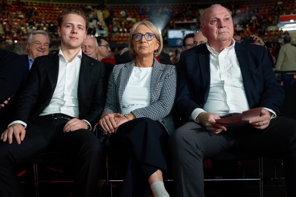 Joel Beckenbauer (24, v.l.n.r.), Heidi Beckenbauer (58) und Uli Hoeneß (72) bei der JHV des FC Bayern.