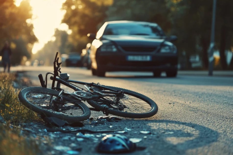 Der Radfahrer (32) stürzte und das Auto fuhr davon. (Symbolfoto)