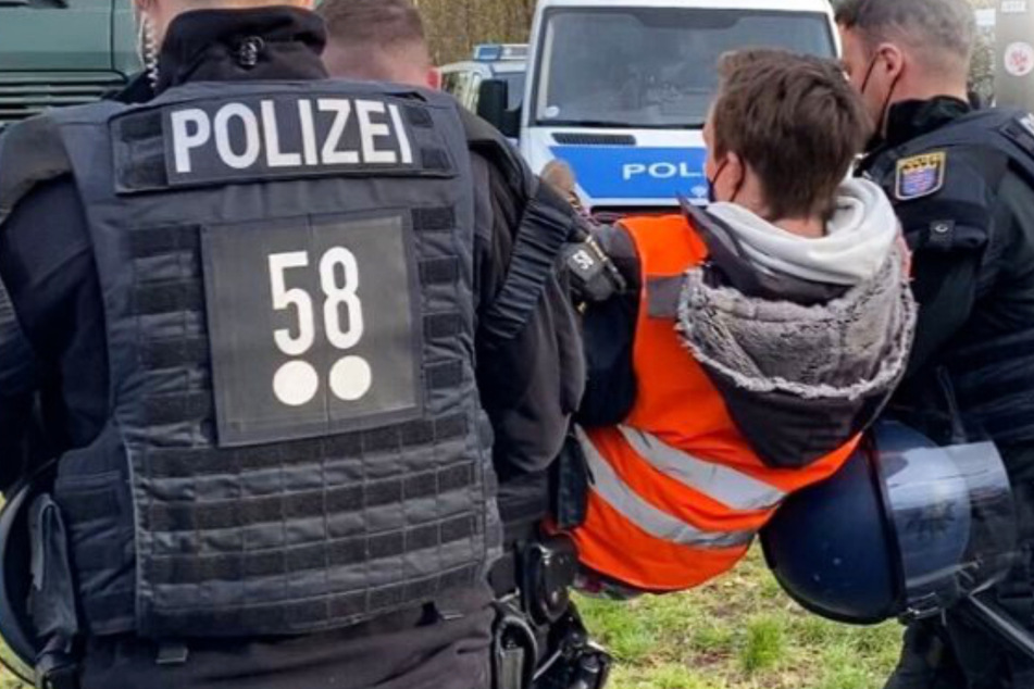 Zahlreiche Polizeikräfte waren im Einsatz, um die Straßenblockaden in Frankfurt aufzulösen.