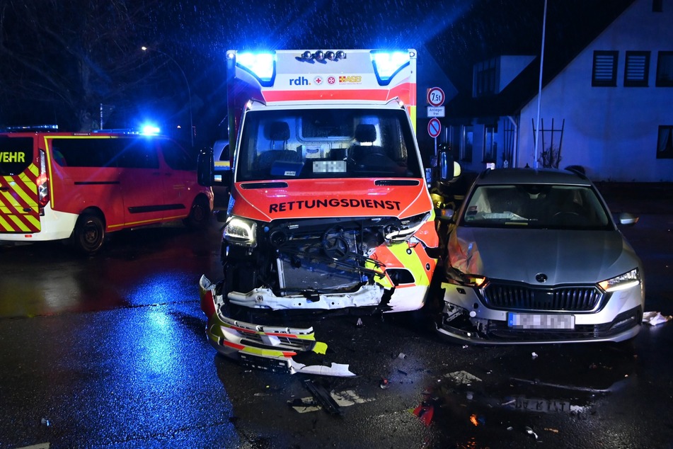 Die Besatzung des Rettungswagens wie auch der Autofahrer (38) und seine beiden Kinder kamen leicht verletzt ins Krankenhaus.