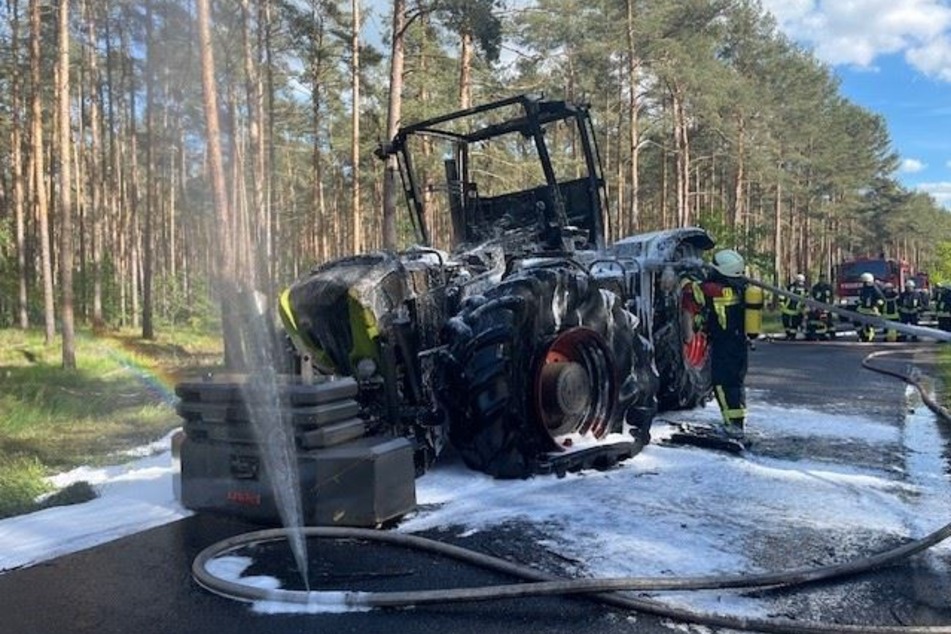 Der Traktor brannte aus, bevor das Feuer gelöscht werden konnte.