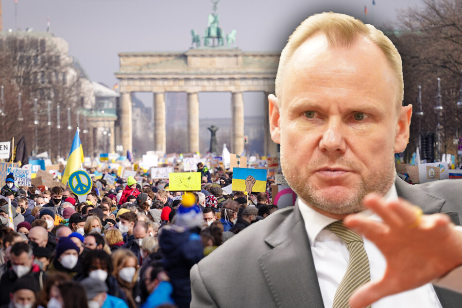 Berlin: Wenn das Andy Grote sieht: Anti-Putin-Schild sorgt auf Friedensdemo für Lacher!