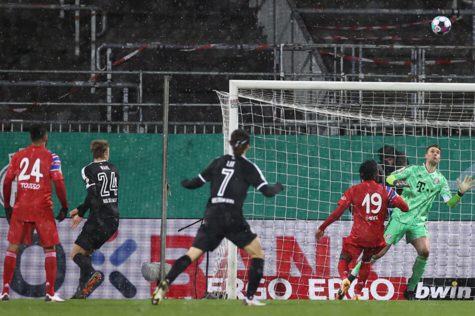 Kiels Hauke Wahl (2.vl) erzielt das Last-Minute-Tor zum 2:2 und rettet seine Mannschaft in die Verlängerung.