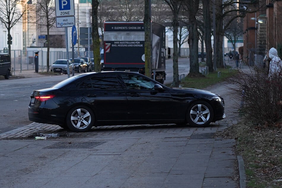 Der mutmaßliche Chef-Entführer David B. (68) wird in schwarzen Limousinen von vermummten LKA-Beamten zum 31. Verhandlungstag im Prozess wegen mutmaßlicher Kindesentführung in das Strafjustizgebäude gefahren.
