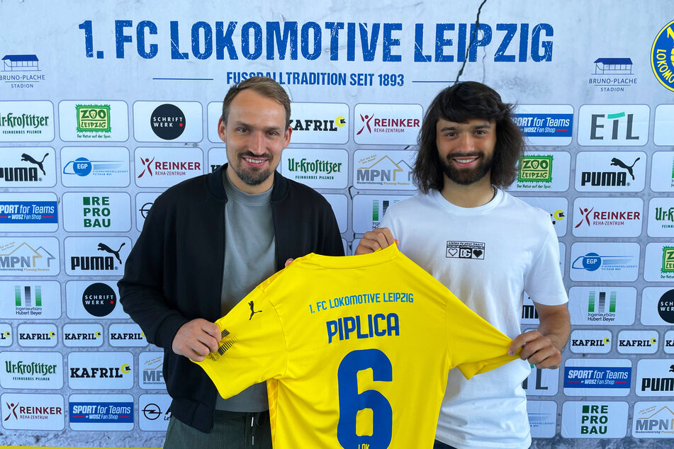 Sport-Geschäftsführer Toni Wachsmuth (37, l.) verkündet die Verlängerung mit Zak Paulo Piplica (22).