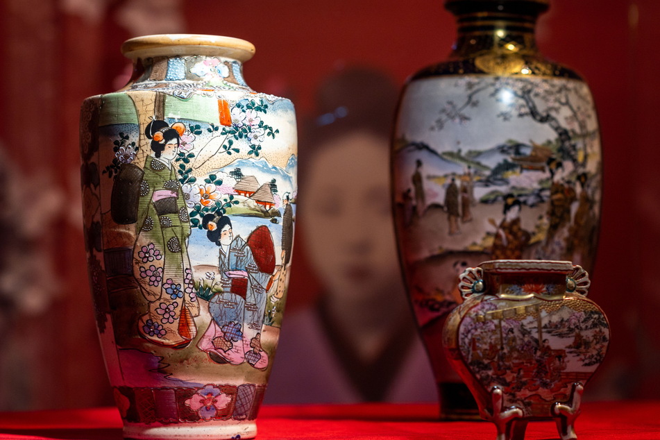 Auch Kunstwerke wie diese Vasen mit Frühlingsmotiven gibt es zu entdecken.